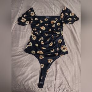 Liz & Sara Bodysuit/Black w Sunflower Pattern/Size Medium (Juniors)